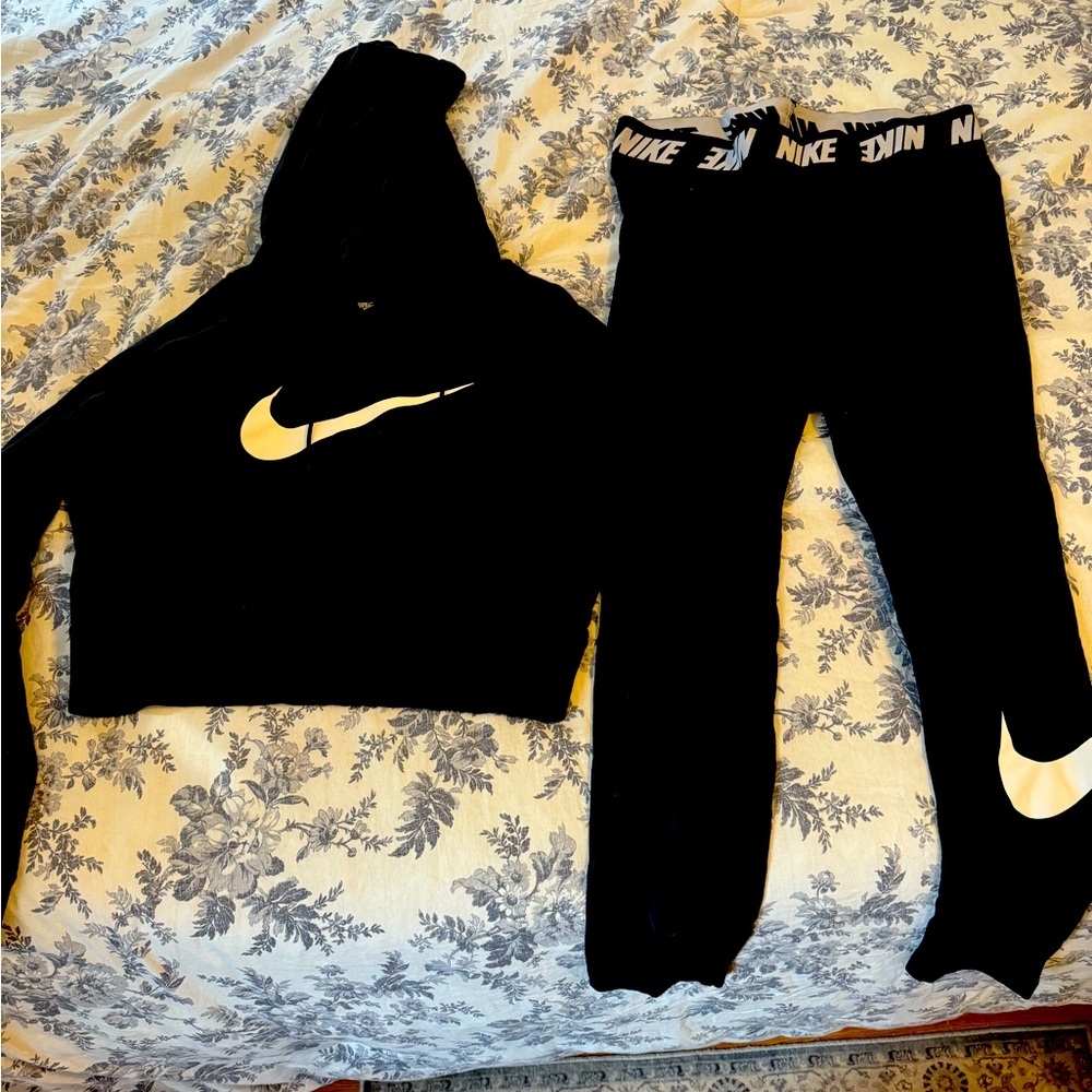 NIKE women’s athletic set LARGE